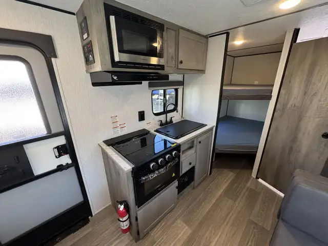 2027 ,Sun Lite,Sunset Park RV 21DB in Travel Trailers & Campers in Kamloops - Image 9