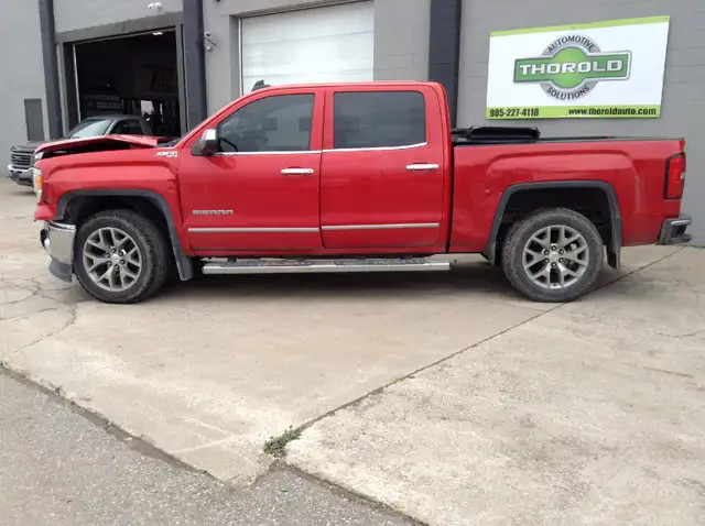2015 GMC Sierra Running Board Left Side Only in Other Parts & Accessories in St. Catharines - Image 2