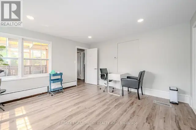 1 - 492 LOCUST STREET Burlington (Brant), Ontario in Commercial & Office Space for Rent in Oakville / Halton Region - Image 10