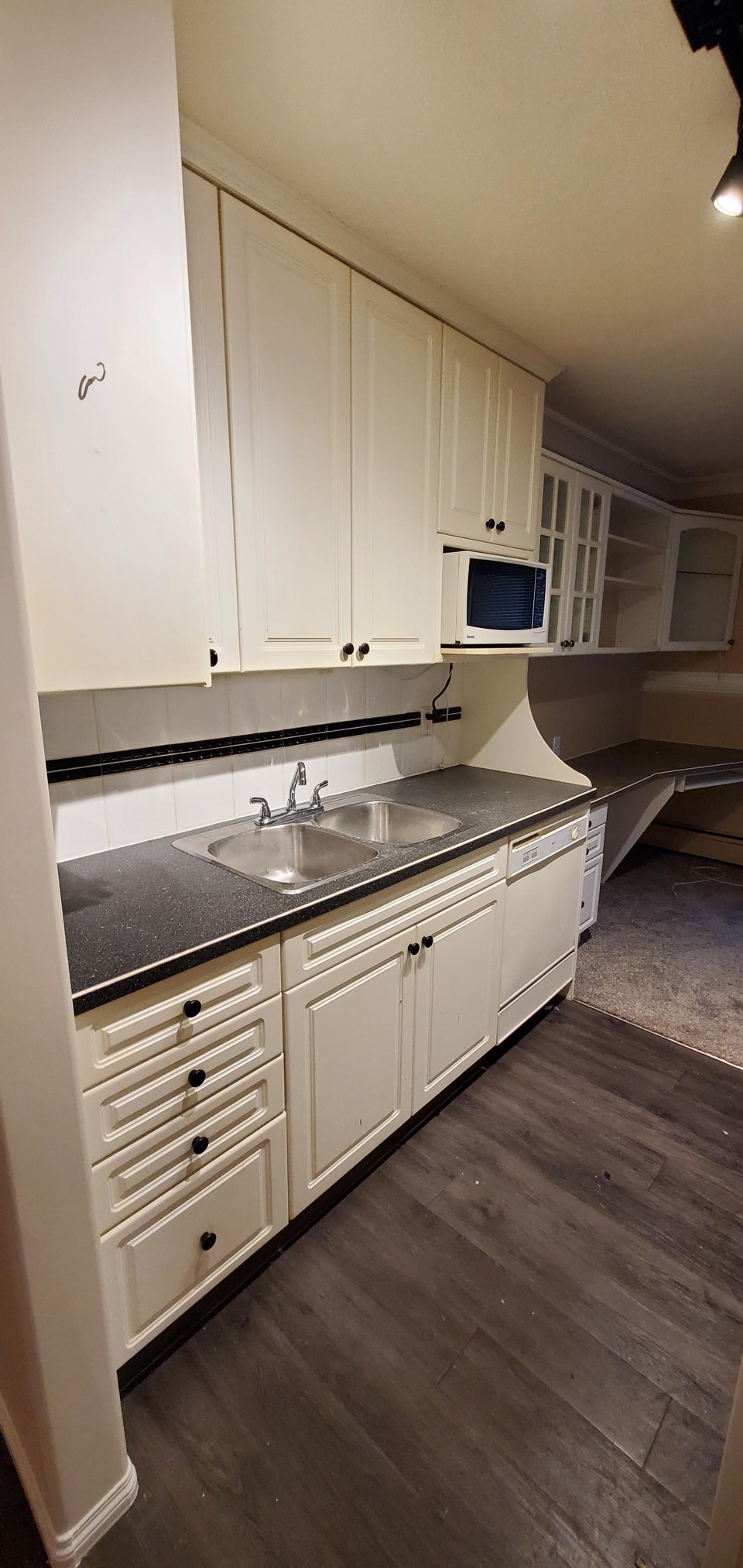Private Entrance, Free Laundry & Cozy Fireplace! Cat Friendly! 2