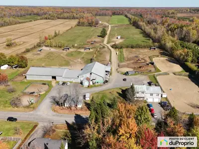 Découvrez ce splendide domaine équestre de 70 acres, situé à seulement cinq minutes de Drummondville...
