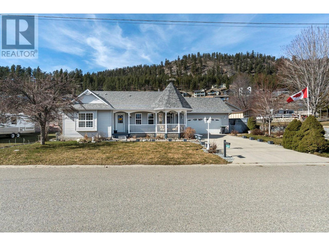 4750 Peachland Place Peachland, British Columbia in Houses for Sale in Penticton - Image 2