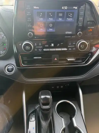 2021 TOYOTA HIGHLANDER LE AWD 8 PASSENGER EASY FINANCE , View more