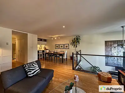 Grand condo sur 2 étages avec généreuse fenestration, grands espaces de rangement, cour privative et...