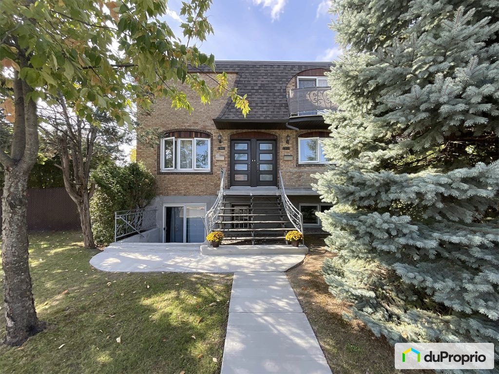 $889,000 - Triplex for sale in Longueuil (Vieux-Longueuil) — photo 1