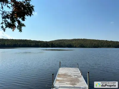 TERRAIN RÉSIDENTIEL DIRECTEMENT SUR LE BORD DU LAC FRANCIS! Profitez d'un terrain résidentiel constr...