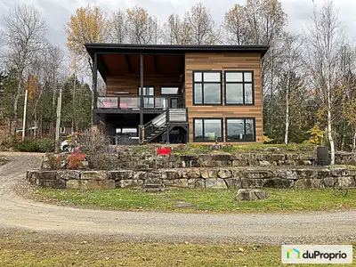 Magnifique résidence au bord de l'eau. Superficie du terrain 43540 pi2. Aménagement avec mur en pier...