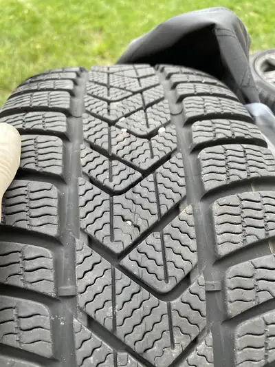 1 x 255/45/20 pirelli WINTER tire 90 % tread left 10/32'' very good condition ,for bmw X3 X4 audi ac...