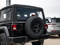 Welcome to 400 Chrysler Dodge Jeep Ram. 3.6L V-6 engine with manual transmission | 4x4 drive system... (image 6)