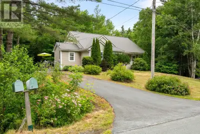This family home enjoys a peaceful setting just 10 minutes to Bridgewater with easy access to the La...