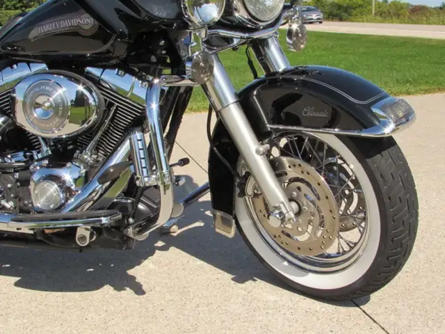 2005 Harley-Davidson FLHTC Electra Glide Classic in Sport Touring in Leamington - Image 7