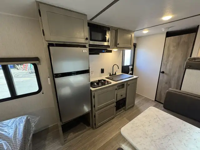 2026 ,Sun Lite,Sunset Park RV 19BH in Travel Trailers & Campers in Kamloops - Image 9