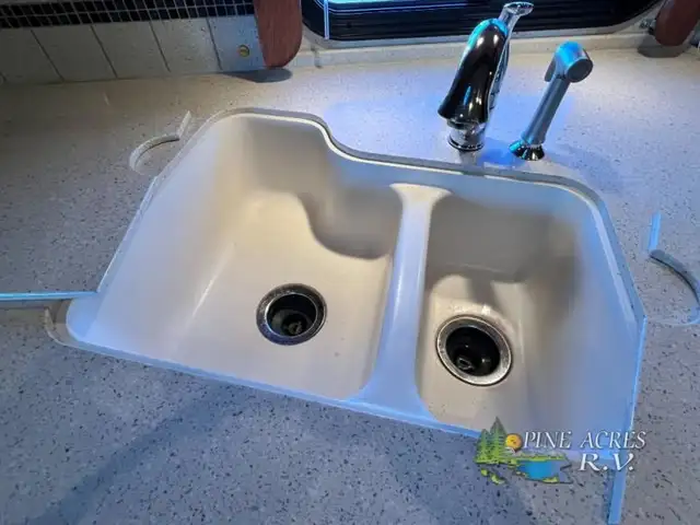 2013 Fleetwood RV Discovery 40X Diesel 057,684 Miles in RVs & Motorhomes in Moncton - Image 28