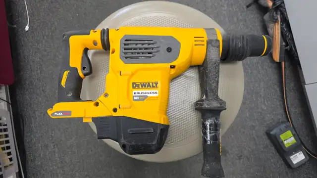 DEWALT 60V Brushless  SDS MAX Combination Rotary Hammer TOOLONLY in Power Tools in Oakville / Halton Region - Image 3
