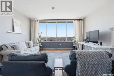Experience downtown living at its finest! This bright, beautiful, furnished, 928 sq ft. condo is loc...
