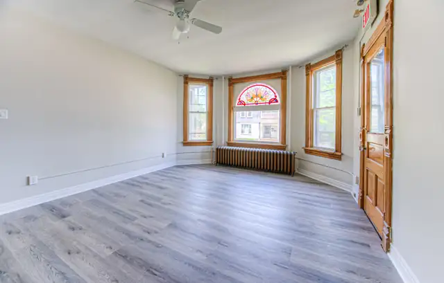 62 DORSET ST - 5 BEDROOM STUDENT UNIT AVAILABLE in Long Term Rentals in Kitchener / Waterloo - Image 6