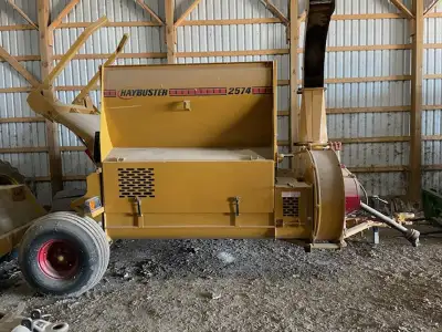 2021 HAYBUSTER BALEBUSTER 2574 BALE PROCESSOR STOCK # XC055 10 FOOT 3 INCH WORKING WIDTH CURVED SPOU...