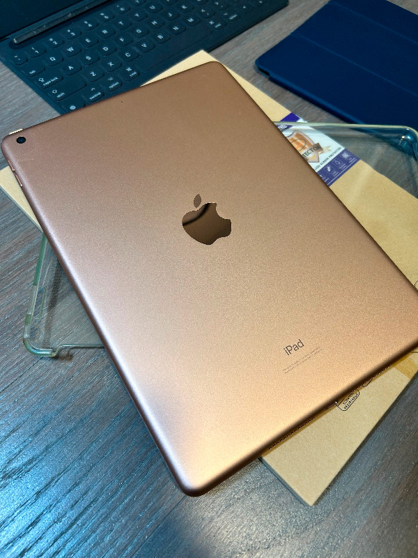 iPad 7th (Rose Gold, 32GB) with OEM accessories in iPads & Tablets in Markham / York Region - Image 2