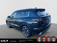 2025 Mitsubishi Outlander LE Experience the Mitsubishi Outlander LE with only 28 km on the odometer.... (image 3)