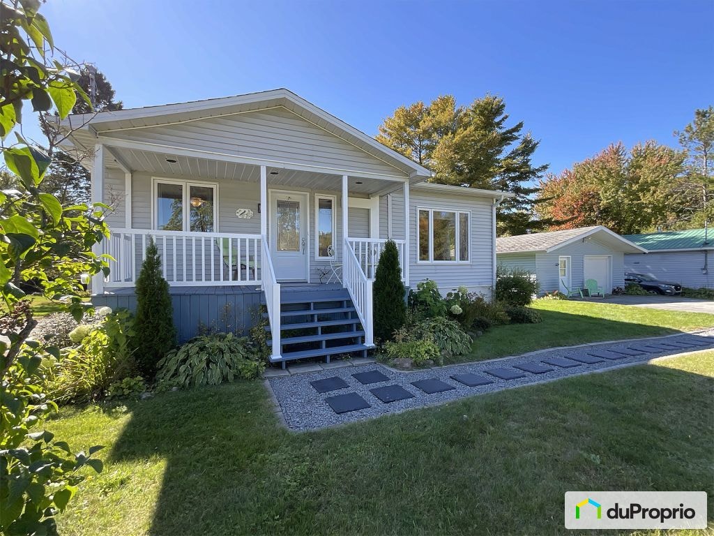 $295,000 - Bungalow for sale in ND-De-Ham — photo 1