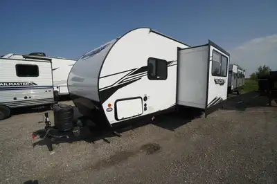 Welcome to Longhaul Trailer Sales Inc Gently used Tracer 230BHSLE, light weight tandem axle family b...