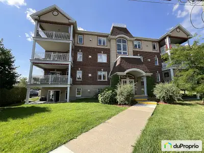 Superbe condo rez-de-jardin, Grande cuisine avec armoire jusqu'au plafond, dosseret en verre, tiroir...