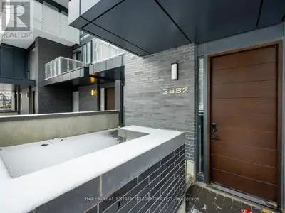 This contemporary 3Bed/2.5bath Townhouse is located in the award-winning luxurious residence of M Ci...