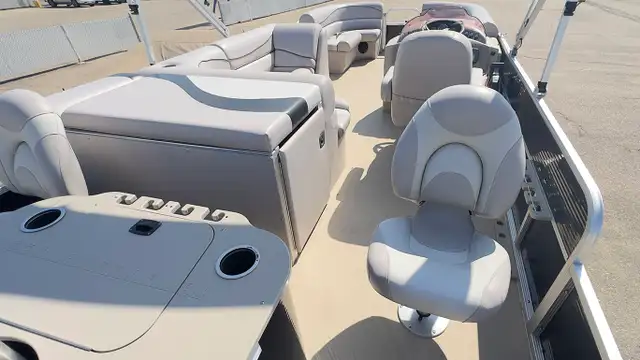 2010 Bennington 2275 GSI used pontoon boat in Powerboats & Motorboats in Prince Albert - Image 13