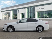 Drive with confidence and impressive efficiency in this 2021 Toyota Camry SE, a dependable 4-door se... (image 1)