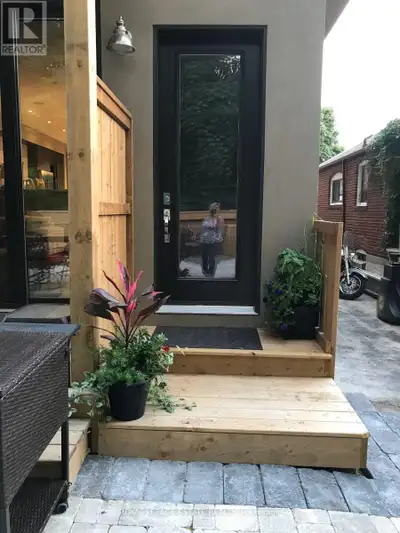 This fully self-contained suite with private entrance is ideal for short-term stays or longer-term l...