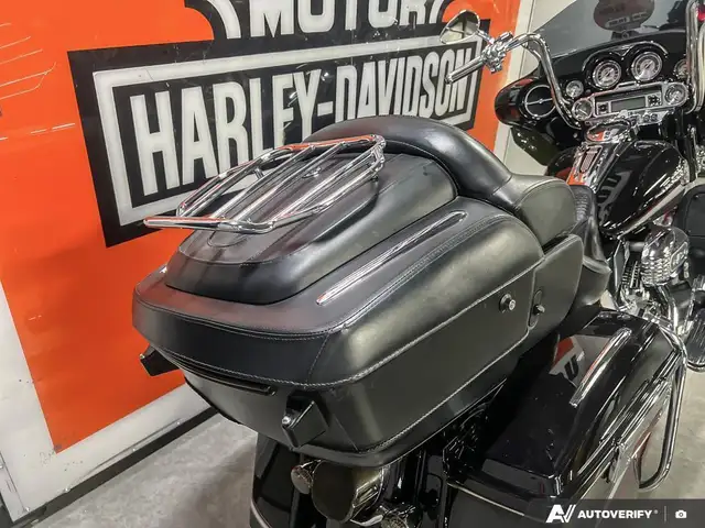 2006 Harley-Davidson FLHTCUSE CVO ULTRA CLASSIC in Sport Touring in Calgary - Image 24