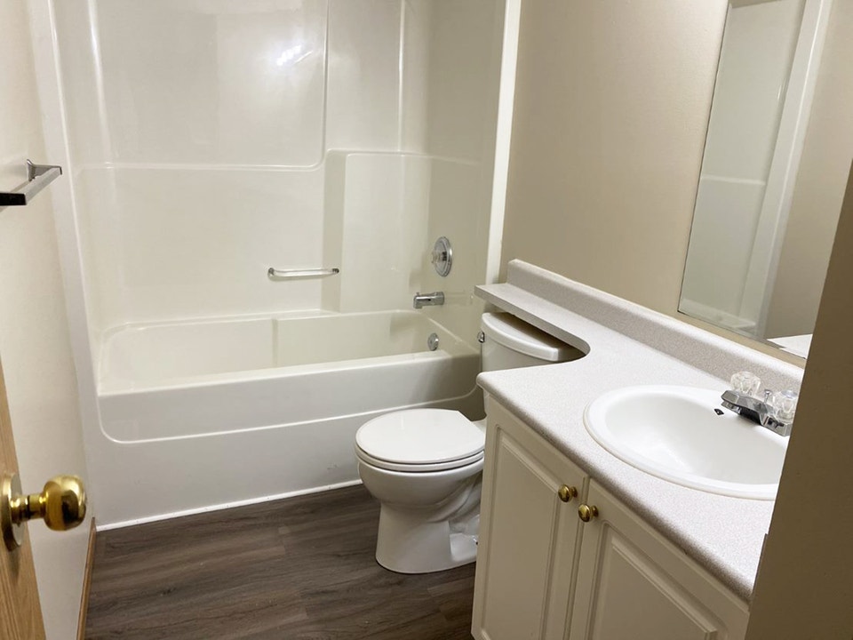 Northgate Townhomes - 2 Bedroom 1.5 Bath Townhouse Apartment for 5