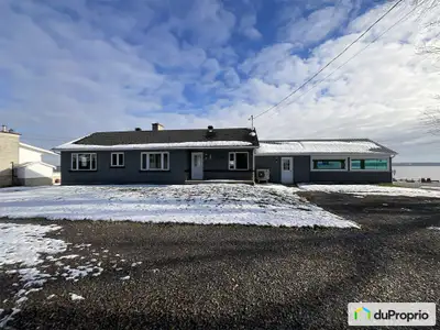 Très grande maison située sur un grand terrain avec une magnifique vue sur le fleuve. Elle offre une...