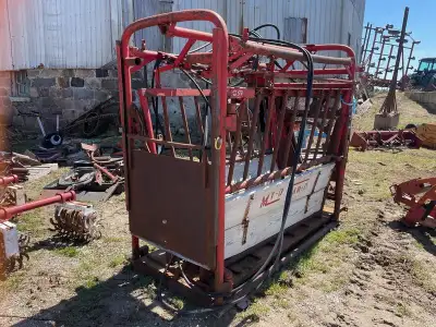 Welcome to Stoneage Equipment Selling this My-D Han-D cattle chute.