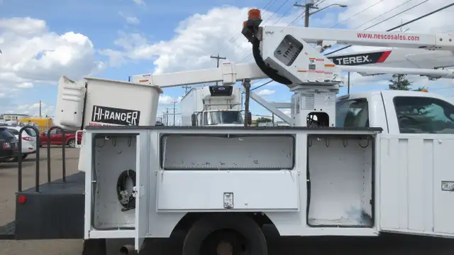 2012 Ford F-550 XL 4X4 WITH TEREX HI-RANGER LT40 BUCKET TRUCK in Heavy Trucks in Edmonton - Image 12