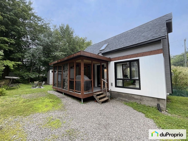 $389,500 - Cottage for sale in St-Hippolyte — photo 1