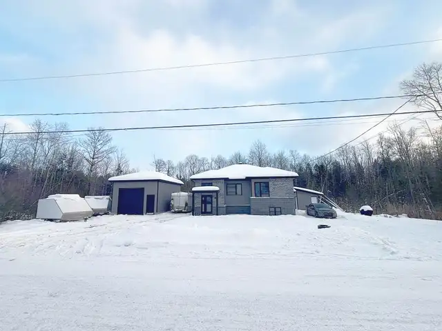 Duplex de qualité avec grand garage à Sainte-Sophie