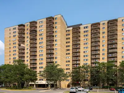 Set on ample, beautifully landscaped grounds in Ottawa South’s Herongate neighbourhood, Richlin Apar...