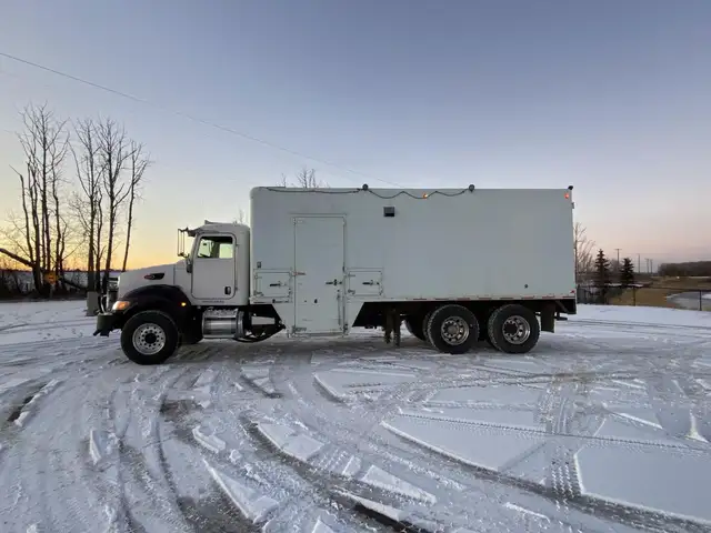 2005 PETERBILT 335 in Heavy Trucks in Saskatoon - Image 9