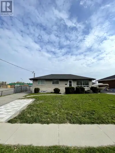 UPPER - 611 BOND STREET E Oshawa (Eastdale), Ontario