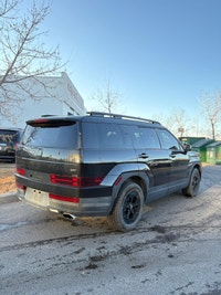 Heated Front Seats, Backup Camera, Apple Carplay/Android Auto, Heated Steering Wheel, 2 Keys, Leathe... (image 2)