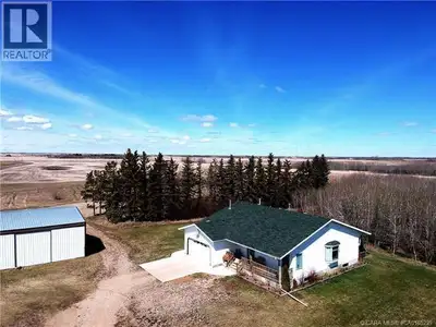 Beautiful acreage on the outskirts of Holden! As you enter the laneway of this beautiful acreage(10....
