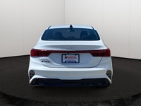 This Kia Forte has a strong Regular Unleaded I-4 2.0 L/122 engine powering this Variable transmissio... (image 4)