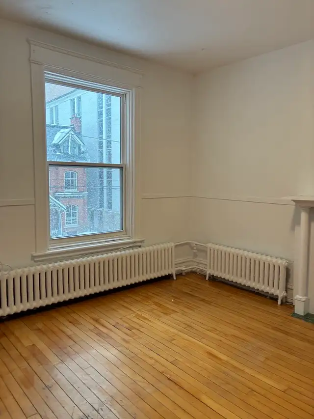 Nice 1-bedroom unit with balcony- Available immediately!