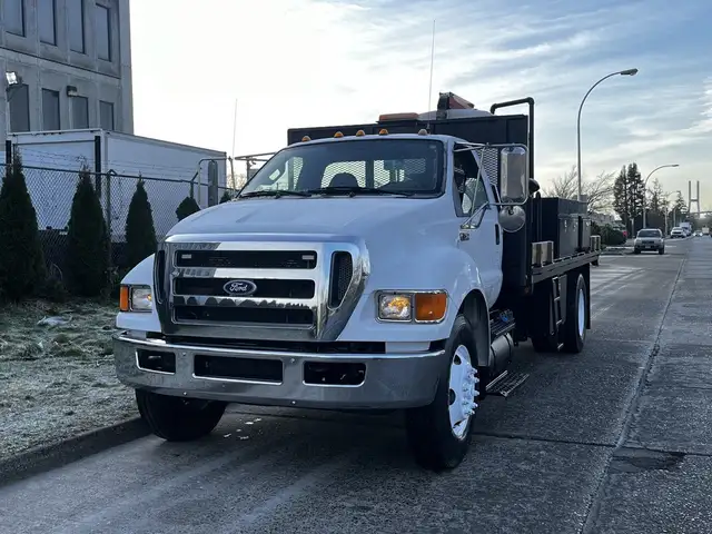 2011 Ford F750 18 Foot Cummins Manual Flatdeck in Heavy Trucks in Winnipeg - Image 5