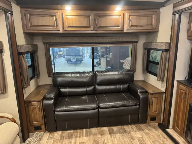 2017 Grand Design REFLECTION 337 RLS in Travel Trailers & Campers in St. Albert - Image 14