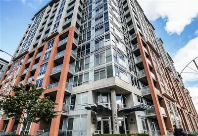DNA I CONDO FOR RENT TORONTO King St W & Shaw St MODERN UNFURNISHED LARGE 1- BEDROOM + DEN CORNER CO...