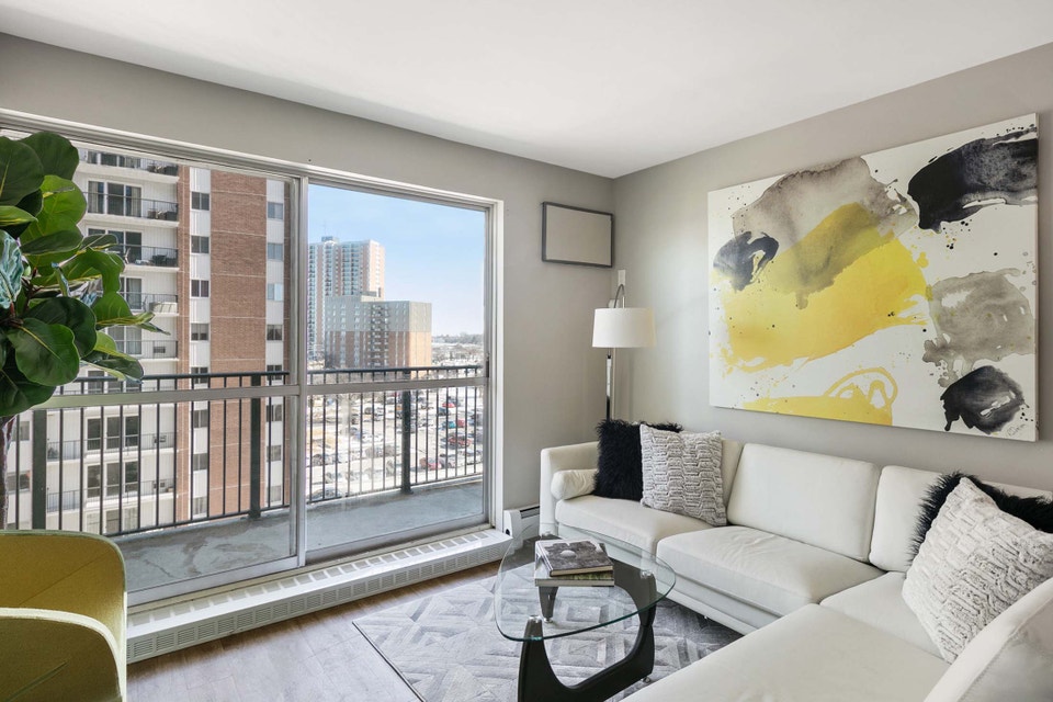 Spacious & Bright One Bedroom Apartment on Riverside 2