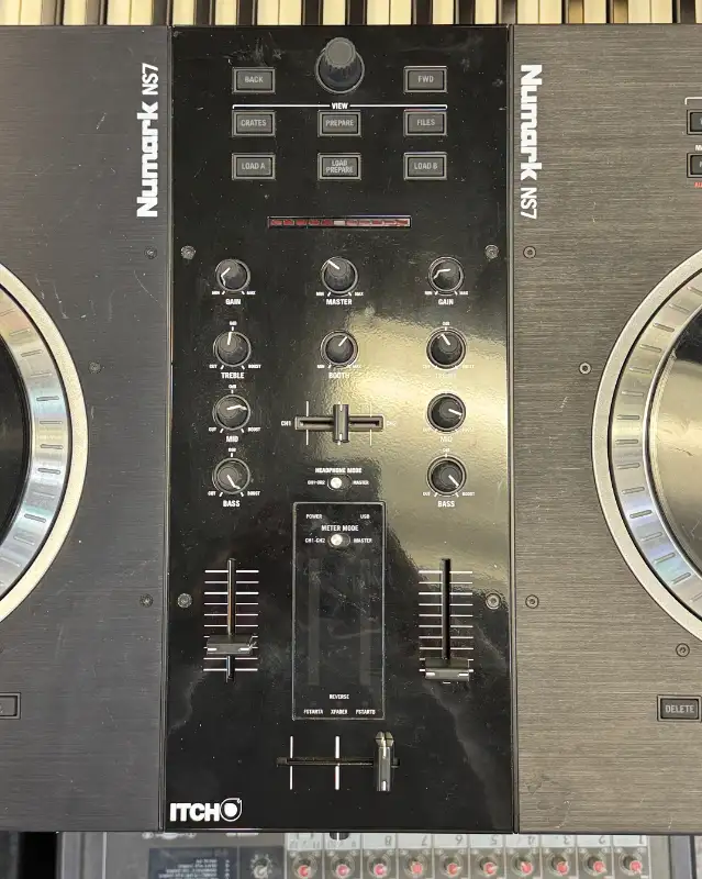 Numark NS7 - Performance Controller with Serato Itch in Performance & DJ Equipment in Oakville / Halton Region - Image 5