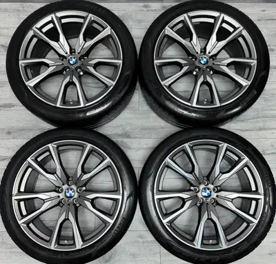Selling a beautiful set of *Like Brand New* original BMW X7 (G07) 22" Style 755M Staggered Two-Tone...